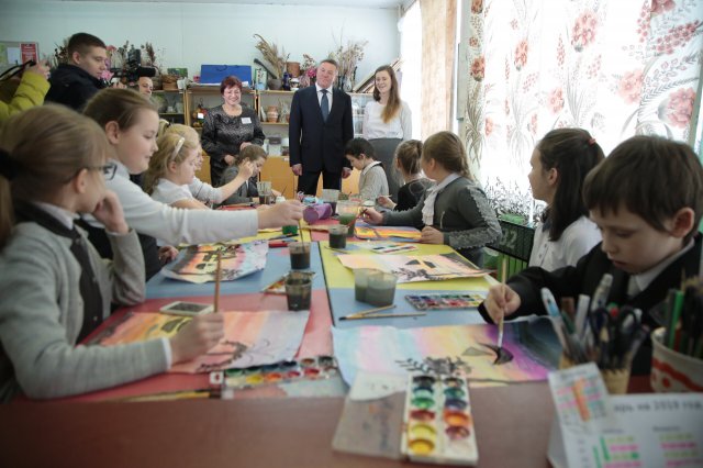 Визит Олега Кувшинникова в школу поселка Малечкино.