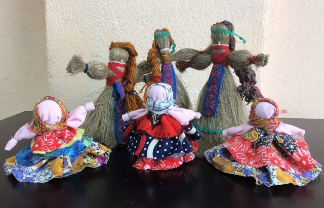 Игрушка в различных техниках и материалах.