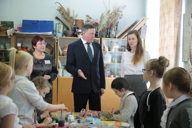 Визит Олега Кувшинникова в школу поселка Малечкино.